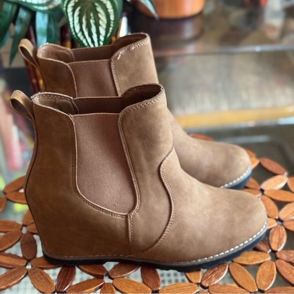 Universal Thread Boots Women's Amalia Hidden Wedge Chelsea Ankle Bootie Brown - Picture 8 of 16